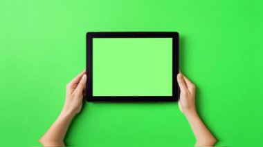 Tablet bilgisayarı tutan kadın izole edildi