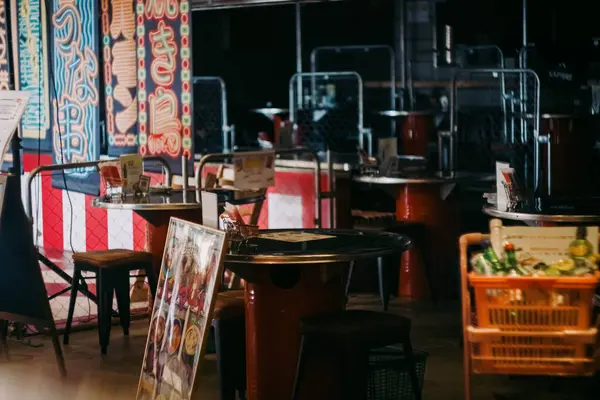 Tokyo, Japonya - 18 Şubat 2024: Japon esinlenilmiş tasarım ve oturma düzeninin sergilendiği sıcak bir restoran iç mimarisi, dekoratif tabela, canlı ve davetkar bir atmosfer ve gastronomiyi destekleyen kültürel bir mutfak atmosferi.