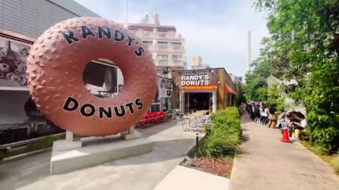 Tokyo, Japonya - 15 Mayıs 2025 Randys Donuts Japonya açılış günü. Yüksek kalite 4k görüntü