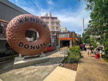 Tokyo, Japonya - 15 Mayıs 2025: Randys Donuts Japonya açılış günü. Geniş Açı. Yüksek kalite fotoğraf