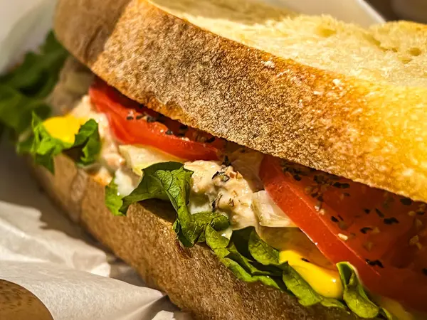 Taze sebzelerden yapılmış lezzetli bir sandviç, çıtır ekmek, ve lezzetli bir ziyafet, besleyici bir yemek veya atıştırmalık için mükemmel. Görsel olarak çekici, canlı renkler ve iştah açıcı dokular..