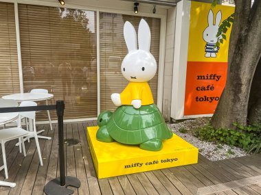 Tokyo, Japonya - 15 Mayıs 2025: Miffy Cafe Tokyo 'nun dışındaki Miffy Heykeli. Yüksek kalite fotoğraf