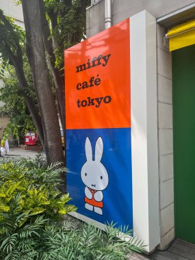 Tokyo, Japonya - 15 Mayıs 2025: Miffy Cafe Tokyo Giriş Tabelası. Yüksek kalite fotoğraf