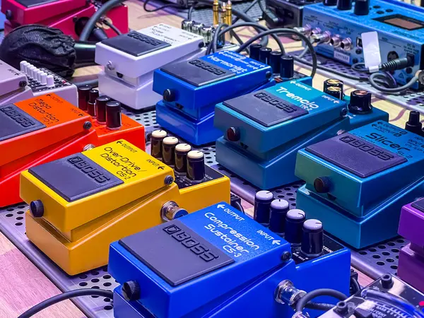 Tokyo, Japonya - 25 Mayıs 2025: Patron Gitar Pedalları Roland Store Tokyo 'da sergilendi. Yüksek kalite fotoğraf