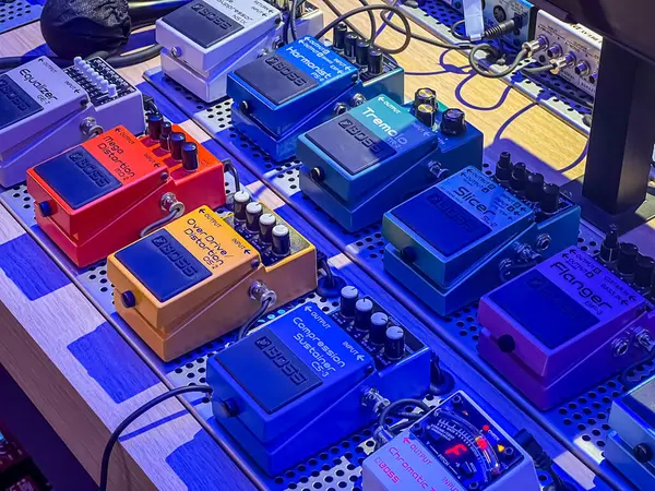 Tokyo, Japonya - 25 Mayıs 2025: Patron Gitar Pedalları Koleksiyonu Roland Store Tokyo 'da sergilendi. Yüksek kalite fotoğraf