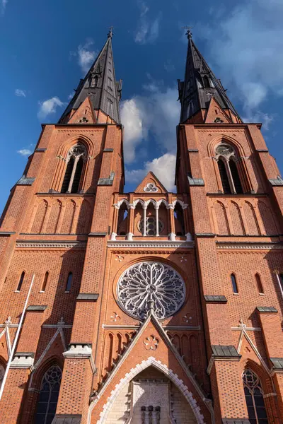 Domkyrkan Uppsala İkiz Kuleleri - Uppsala Katedrali ikiz Gotik kulelerini sergileyerek altın gün batımı ışığında ele geçirildi. Parlak gökyüzü ve zamansız mimari tarafından çerçevelenmiş görkemli ve simgesel bir İskandinav simgesi.