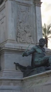 Madrid, İspanya 'daki Kraliçe' nin heykeli..