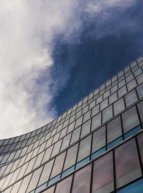 Buğulu gökyüzünde ofis binası 