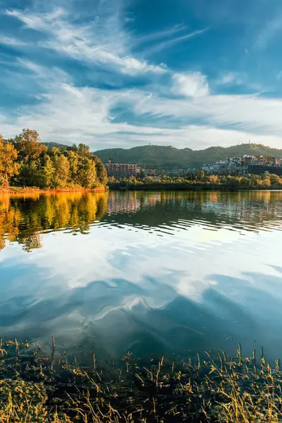 Ormandaki göl, güzel manzara.