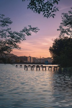Gölün üzerinde güzel bir gün batımı