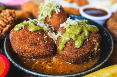 Soslu kızarmış tavuk ve patates kızartması. fast food.