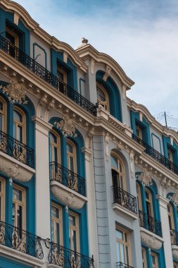 Balkonları olan modern bir evin ön cephesi