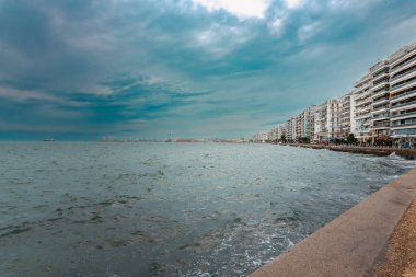 Güzel bir deniz manzarası ve bulutlu bir gökyüzü