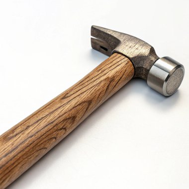 beyaz zemin üzerine tahta çekiç