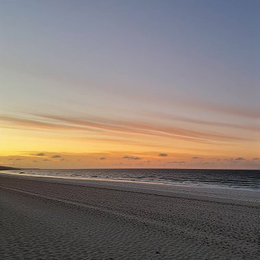 Sahilde güzel bir gün batımı