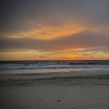 Denizin üzerinde güzel bir gün batımı