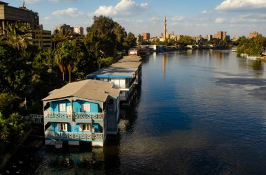 Kahire, Mısır. 6 Ocak 2013. Nil Nehri 'nde yüzen tekneler, Zamalek, Kahire, Mısır.