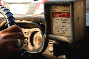 Kahire, Mısır. 18 Aralık 2009 Eski bir Mısır taksimetresi Mısır 'da bir Kahire taksisinde. 
