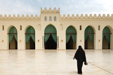 Al-Hakim olarak da bilinen tarihi el-Hakim Camii 'ne giren ve adını El-Hakim bi-Amr Allah' tan alan Müslüman bir kadın. Fatimid kapısının içinde Bab al-Futuh İslami Kahire, Mısır. 
