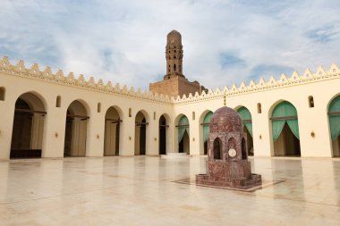 Kahire, Mısır, 26 Kasım 2022. Minare ve Al-Hakim olarak da bilinen tarihi El-Hakim Camii 'nin abdest çeşmesi, adını El-Hakim bi-Amr Allah' tan almaktadır. İslami Kahire, Mısır. 