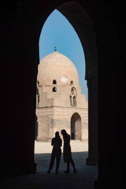 Kahire, Mısır. 29 Kasım 2022. Avludaki turistler ve Kahire 'deki İbn Tulin Camii' nin kubbesi, Mısır 'ın en eski camilerinden biri.. 