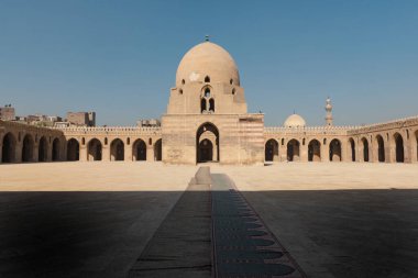 Mısır 'ın en eski camilerinden biri olan Kahire' deki İbn Tulin Camii 'nin iç mimarisi ve kubbesi.. 