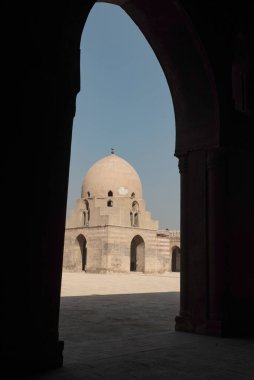 Mısır 'ın en eski camilerinden biri olan Kahire' deki İbn Tulin Camii 'nin iç mimarisi ve kubbesi.. 