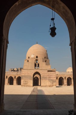 Mısır 'ın en eski camilerinden biri olan Kahire' deki İbn Tulin Camii 'nin iç mimarisi ve kubbesi.. 