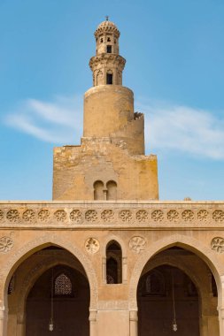 Mısır 'ın en eski camilerinden biri olan Kahire' deki İbn-i Tulin Camii 'nin mimari ve spiral Tulunid Hanedanlığı Minaresi.. 