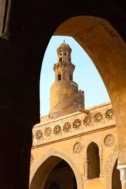 Mısır 'ın en eski camilerinden biri olan Kahire' deki İbn-i Tulin Camii 'nin mimari ve spiral Tulunid Hanedanlığı Minaresi.. 