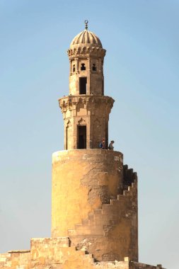 Kahire, Mısır. 29 Kasım 2022 'de turistler, Mısır' ın en eski camilerinden biri olan Kahire 'deki İbn Tulin Camii' nin Spiral Tulunid Hanedanlığı Minaresi 'ne tırmandılar.. 