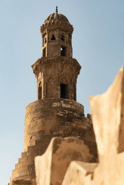 Mısır 'ın en eski camilerinden biri olan Kahire' deki İbn-i Tulin Camii 'ndeki Spiral Tulunid Hanedanlığı Minaresi' nin Mısırlı mimari detayları. Orta Doğu 'da mimarlık. 
