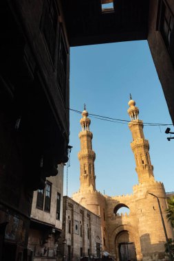 Bab Zuweila, Mısır 'ın şehir duvarlarının kalan kapılarından biri olan İslam Kahire' nin Fatimid mimarisi ve tarihi simgesi. Afrika