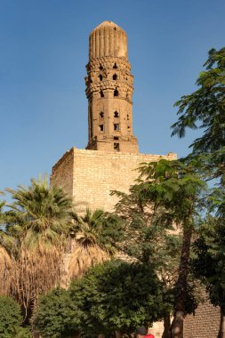 El-Hakim El-Hekim Camii 'nin minaresi, El-Hakim bi-Amr Allah' ın adını almıştır. Fatimid kapısında, Bab al-Futuh İslami Kahire 'de, Mısır.