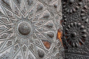 Güzel İslami geometrik Mısır 'ın Kahire şehrinde tarihi anıtın antik ahşap kapısını tasarladı. Fatimid, Mamluk ve Osmanlı mimarisinden sanat ve tasarım.