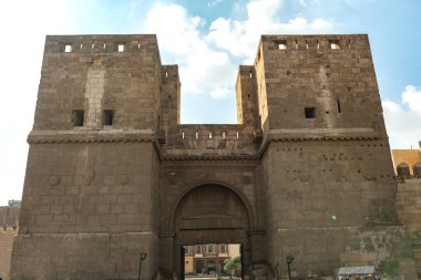 Bab El-Nasr ya da zafer kapısı Bab El-Nasr Caddesi 'nde Bab-El-Futuh' un yanında ve Mısır 'ın Fatimid Kahire bölgesindeki El-Hakim Camii' nde bulunur.. 