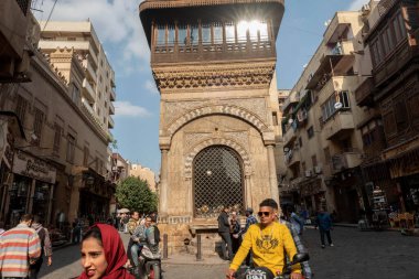Kahire, Mısır. 21 Aralık 2022 'de Katkhuda' dan Sabil-Kuttab, Mısır 'ın İslami Kahire bölgesindeki El Muizz caddesi boyunca Osmanlı ve Mamluk mimarisinin restore edilmesinin güzel bir örneği..
