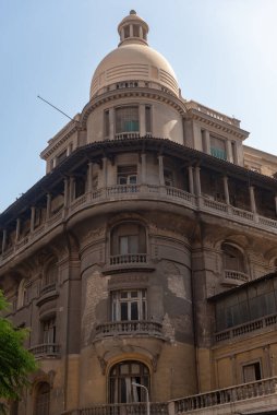 Klasik Kahire mimari detayı güzel örtülü balkonları ve kubbeli çatıyı gösteriyor Kahire şehir merkezinin tarihi binaları kozmopolit geçmişini yansıtıyor. Mısır. 