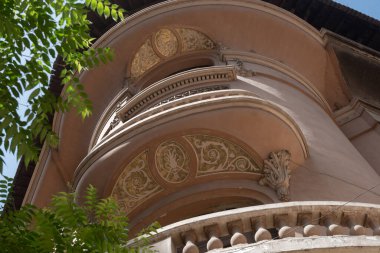 Neo klasik ve sanat deco gibi çeşitli mimari tarzlara sahip kozmopolit bir mahalle olan Kahire şehir merkezinin tarihi mimarisinin balkonları ve balkonları hakkında güzel detaylar. Mısır.  
