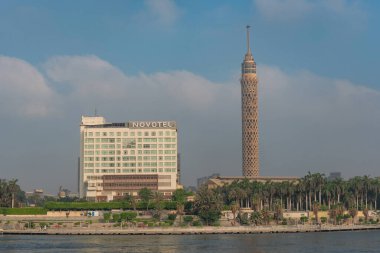 Kahire, Mısır. 1 Temmuz 2024 Kahire Kulesi ve Kahire 'deki El Gezira Caddesi, Zamalek, Kahire' deki Kasr El Nil Köprüsü 'nün yanı sıra Mısır' ın Nil Nehri üzerindeki Novotel.. 