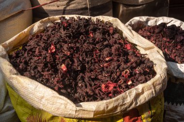 Kahire 'deki Baharat Pazarı' nda satılık kuru Hibiscus çiçek yaprakları. Hibiscus iştah kaybı, soğuk algınlığı, kalp ve sinir hastalıklarının tedavisi ve kilo kaybına yardımcı olmak için kullanılır. Mısır 'da Hibiscus çayı antioksidan açısından zengin popüler bir bitki çayıdır.