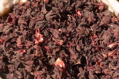 Kahire 'deki Baharat Pazarı' nda satılık Hibiscus çiçeği yaprakları. Hibiscus iştah kaybı, soğuk algınlığı, kalp ve sinir hastalıklarının tedavisi ve kilo kaybına yardımcı olmak için kullanılır. Mısır 'da Hibiscus çayı antioksidan açısından zengin popüler bir bitki çayıdır.. 