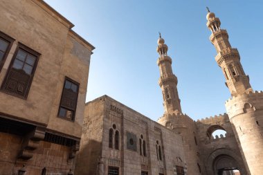Bab Zuweila 'nın minareleri Mısır' ın başkenti Darb al Ahmar Mahallesi 'ndeki İslami Kahire' nin tarihi Fatimid Kapılarından biridir. 
