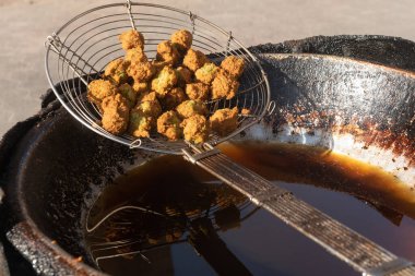 Yerel olarak Ta 'ameya olarak bilinen Mısır falafeli ve Mısır ve Orta Doğu' nun en popüler sokak yemekleri, nohut yerine kuru bakladan yapılır ve pitta ekmek ve tahini sosuyla yenir. 