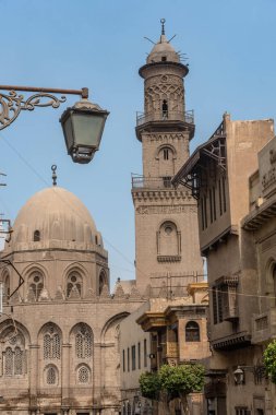Han el Halili Çarşısı, Kahire, Mısır yakınlarındaki Muiz caddesi boyunca İslam Kahire 'deki tarihi binaların ikonik kubbeleri ve minareleri.. 