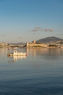 Bodrum, Mugla, Türkiye. 21 Nisan 2022, Bodrum limanında ortaçağ kalesi ve arka planda dağlarla güzel bir sabah ışığı, Türkiye 'nin güneybatı Ege Sahili, Türkiye
