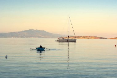 Bodrum, Mugla, Türkiye. 21 Nisan 2022 Şafakta Türkiye 'nin Ege Denizi' nin güneybatı kıyısındaki güzel Bodrum limanında bir balıkçı