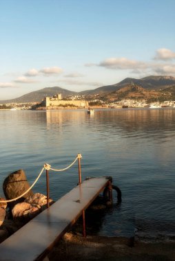 Türkiye 'nin güney batı kıyısındaki Türk Ege liman kasabasından güzel Bodrum Yarımadası izlendi.  
