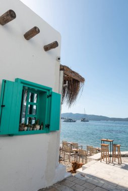 Bodrum, Mugla, Türkiye. 21 Nisan 2022. Ege Denizi 'nin güneybatı kıyısı Bodrum Limanı' ndaki bir kafenin güzel turkuaz penceresi.