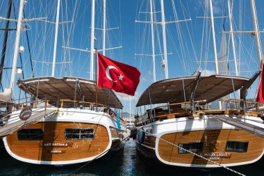 Bodrum, Hindi. 22 Nisan 2022 'de Türkiye' nin tarihi Bodrum, Mugla limanına demirlemiş olan yatlar, Türkiye 'nin güneybatısındaki turkuaz kıyı şeridi boyunca yer alıyor.  